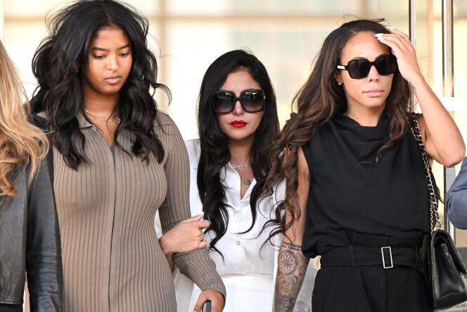 Vanessa Bryant, in the center, her daughter Natalia Bryant on the left and, on the right, the soccer player Sydney Leroux, a friend of the family, at the exit of the court in Los Angeles, August 24, 2022.