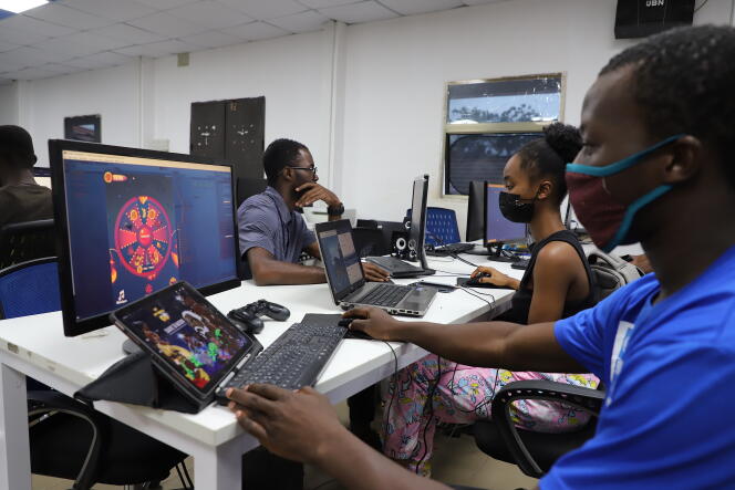 A Grand-Bassam, ville balnéaire en périphérie d’Abidjan, des élèves du Camp du futur développent des jeux vidéo pour le superphone, création de l’entreprise Cerco, en juillet 2022.