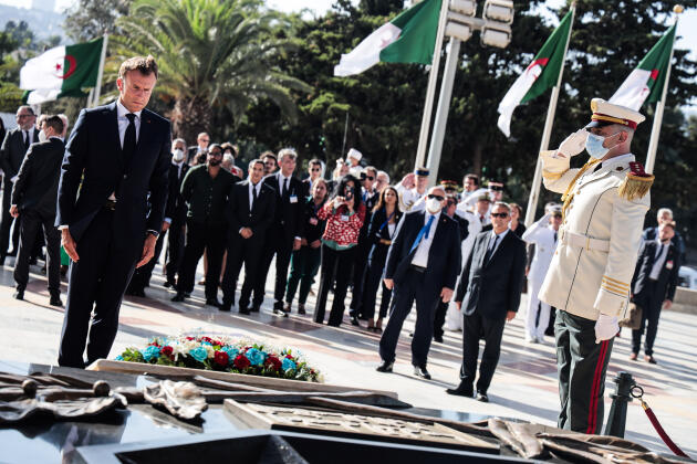 Emmanuel Macron lays a wreath in front of the Tomb of the Unknown Soldier in Algiers on August 25, 2022.
