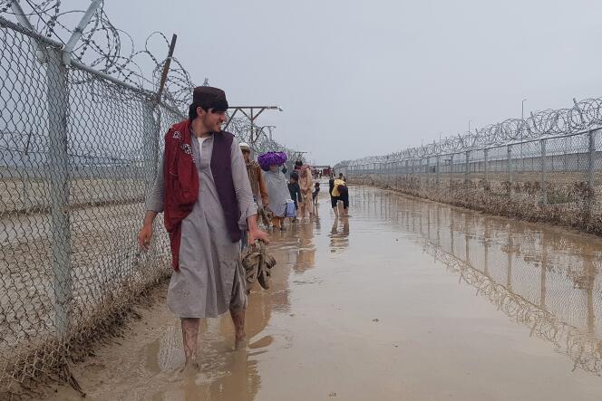 Ciudadanos afganos y paquistaníes caminan por un corredor cercado en Chaman, un paso fronterizo, el 26 de agosto de 2022.