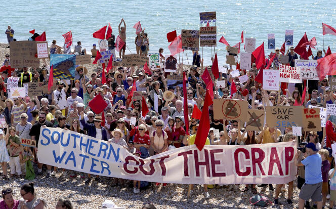Manifestantes contra la descarga de aguas residuales sin tratar en la playa de St Leonards, Reino Unido, el viernes 26 de agosto de 2022. 