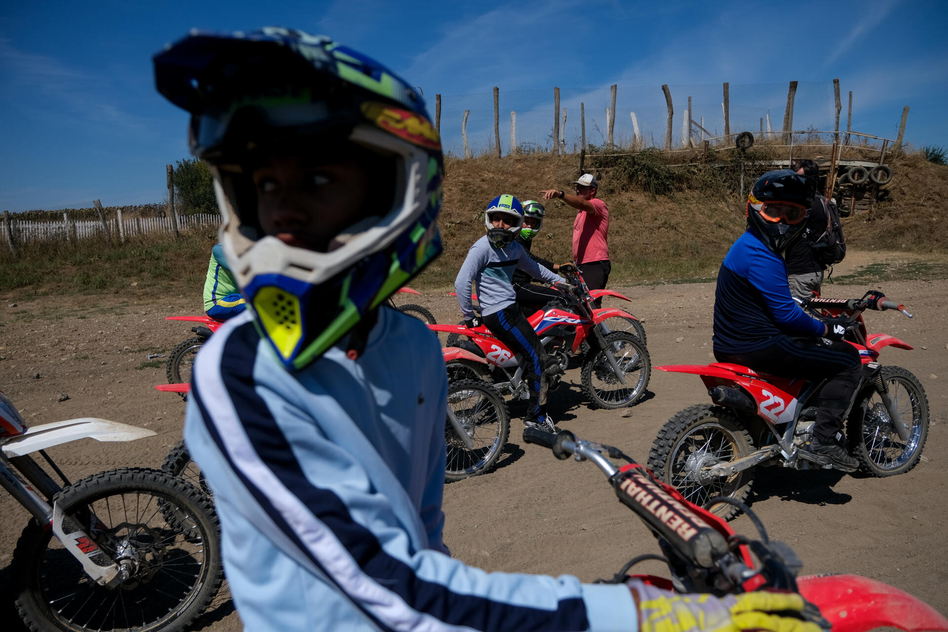 The instructor, Nicolas (in red), gives participants the instructions and rules for the session, on the SMX Colos Sports circuit, in Varennes-le-Grand (Saône-et-Loire), on August 25, 2022.
