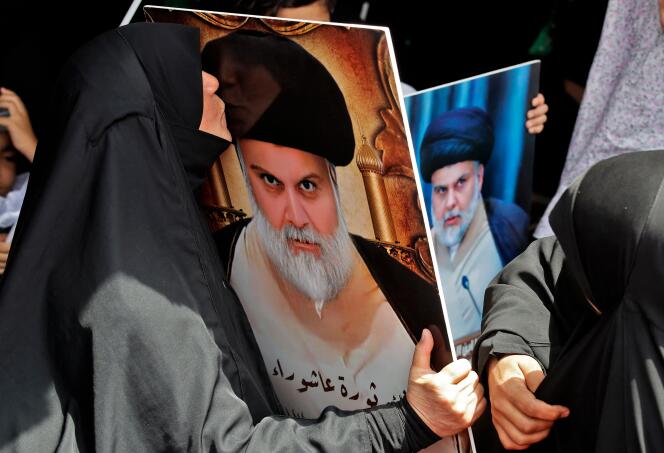 Une partisane de Moqtada Al-Sadr embrasse son portrait dans la « zone verte », à Bagdad, le 26 août 2022.