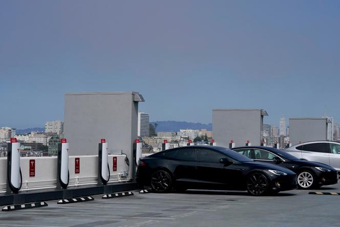 Des voitures électriques dans une station de recharge, à San Francisco, le 25 août 2022.