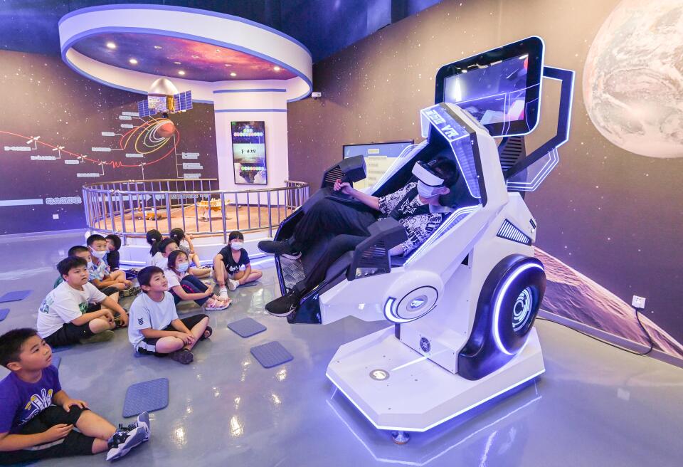 QINGZHOU, CHINA - AUGUST 5, 2022 - Children experience a VR project at the Artificial Intelligence Learning and Experience Center in Qingzhou, East China's Shandong province, Aug 5, 2022. (Photo credit should read CFOTO/Future Publishing via Getty Images)