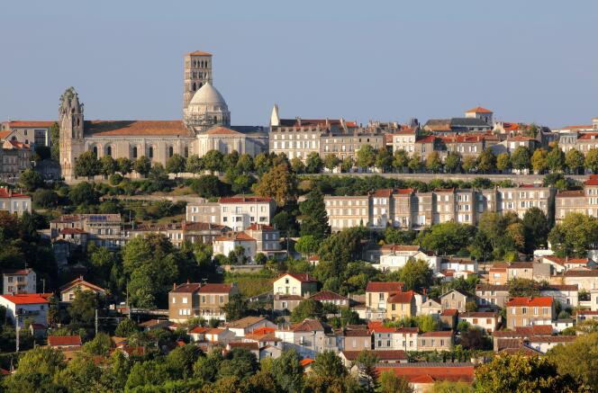 As the heart of Angoulême is classified as a “protected sector”, to protect and enhance its architectural and historical heritage, new constructions are non-existent there.