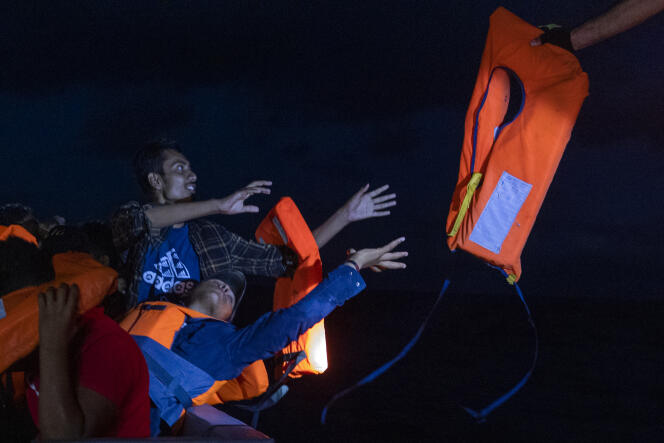 Un grupo de migrantes rescatados por voluntarios del barco 