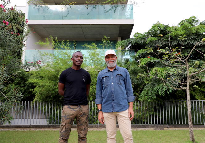 Issa Diabaté et Guillaume Koffi au sein des Résidences Chocolat, à Abidjan, en août 2022.