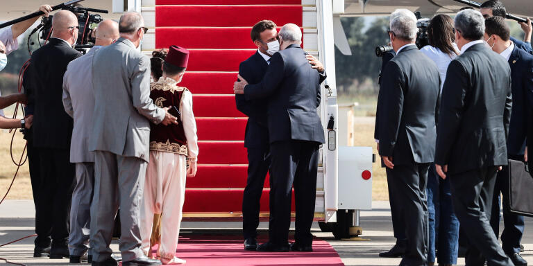 Alger le 25 aout 2022. Arrivée du président Emmanuel Macron à l’aéroport d’Alger, accueilli par le président algérien, Abdelmadjid Tebboune