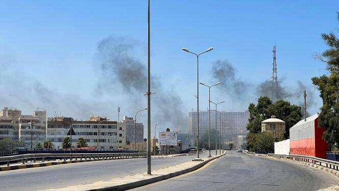 De la fumée s'échappe alors que des groupes libyens rivaux échangent des tirs dans la capitale Tripoli, le 27 août 2022.