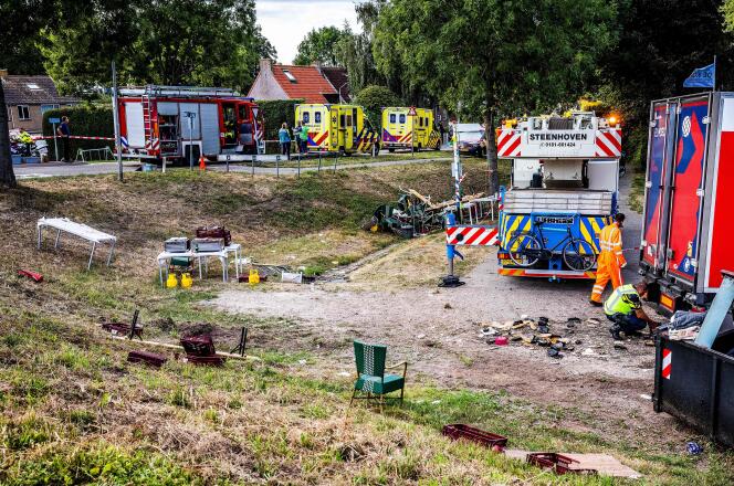 Hulpdiensten werken aan de plaats van een ongeval waarbij zeker zes mensen om het leven kwamen in Nieuw-Beijerland, Nederland, op 27 augustus 2022. 