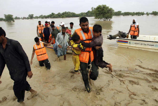 L’armée évacue des habitants de Rajanpur, dans le district du Punjab, samedi 27 août.