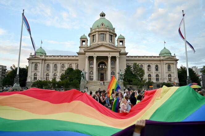 La bandera del arcoíris frente al edificio de la Asamblea Nacional, durante la Marcha del Orgullo de Belgrado, el 18 de septiembre de 2021.