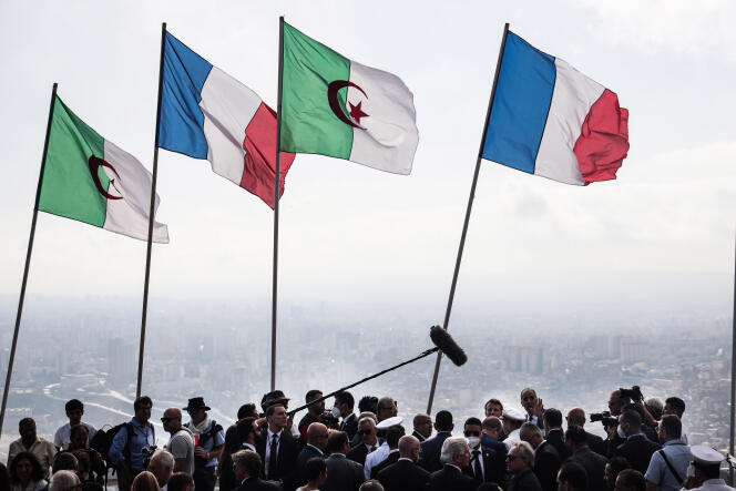 Emmanuel Macron visite le site de Santa Cruz, sur les hauteurs d’Oran, en Algérie, le 27 aout 2022. 