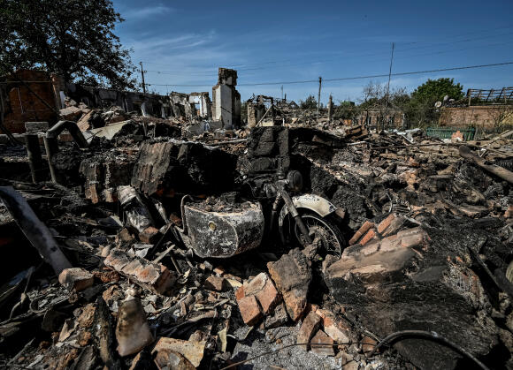 Des maisons résidentielles détruites par une frappe militaire russe dans la ville d’Orikhiv, dans l’oblast de Zaporijia, le 27 août 2022.