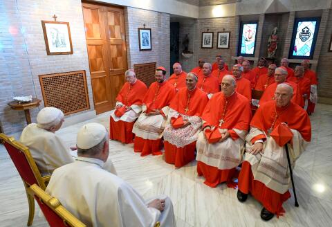 TOPSHOT - This photo taken and handout on August 27, 2022 by The Vatican Media shows Pope Francis (2ndL) and Pope Emeritus Benedict XVI (L) meeting with new Cardinals following a consistory to create 20 new cardinals in The Vatican. RESTRICTED TO EDITORIAL USE - MANDATORY CREDIT "AFP PHOTO / VATICAN MEDIA / HANDOUT" - NO MARKETING NO ADVERTISING CAMPAIGNS - DISTRIBUTED AS A SERVICE TO CLIENTS (Photo by Handout / VATICAN MEDIA / AFP) / RESTRICTED TO EDITORIAL USE - MANDATORY CREDIT "AFP PHOTO / VATICAN MEDIA / HANDOUT" - NO MARKETING NO ADVERTISING CAMPAIGNS - DISTRIBUTED AS A SERVICE TO CLIENTS