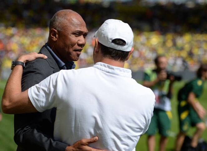Nantes coach Antoine Kombouaré (left) with his Toulouse counterpart, Philippe Montanier, during the 4th day of the Ligue 1, at the Beaujoire stadium, August 28, 2022.