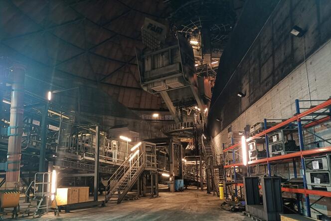Угольный склад электростанции Мурбург, которая возобновила работу после закрытия, в Гамбурге, Германия, 25 августа 2022 года. 