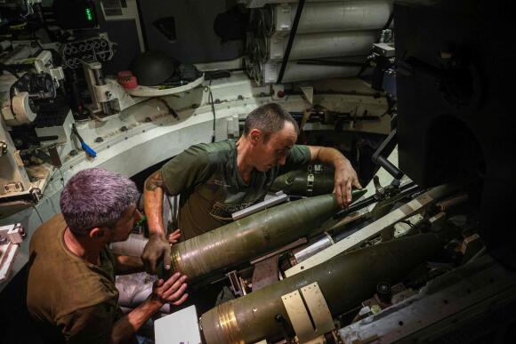 Des militaires ukrainiens rangent des obus de 155 mm dans un obusier Krab, dans l’oblast de Donetsk, le 29 août 2022.