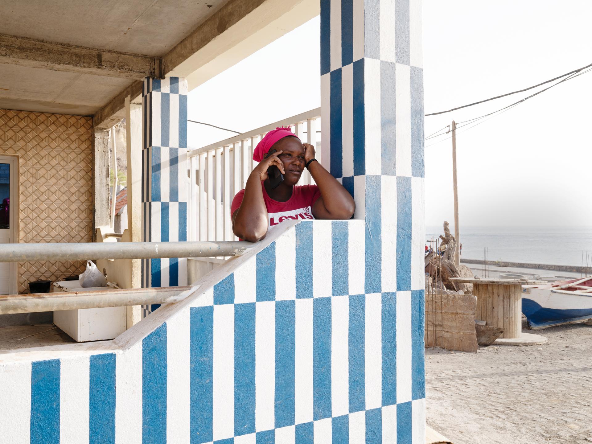 Catia Monteiro Tavares attend l’arrivée d’un nouveau camion que les femmes devront remplir avec le sable collecté, à Ribeira da Barca, sur l’île de Santiago (Cap-Vert), le 14 juin 2022.