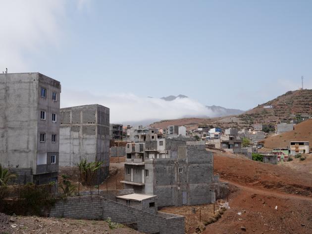 Beaucoup de constructions de particuliers sont réalisées avec du sable de mer. Les façades de ces bâtiments sont grises, ne supportant ni les enduits ni la peinture. A Assomada (Cap-Vert), le 14 juin 2022.