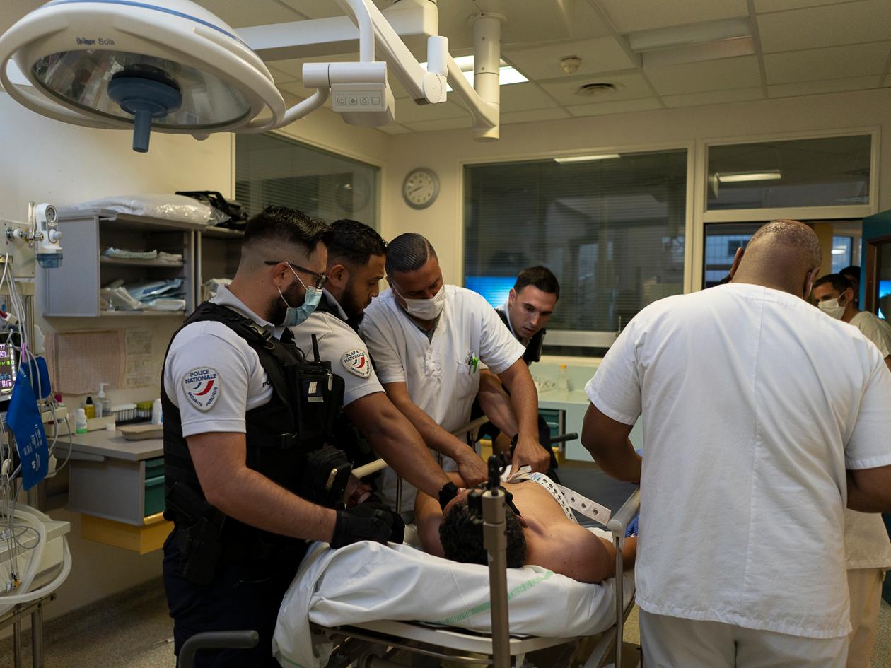 La police intervient pour venir en aide à des soignants afin de maîtriser un patient violent et l’évacuer de l’hôpital, aux urgences du centre hospitalier d’Argenteuil (Val-d’Oise), le 2 juillet 2022.