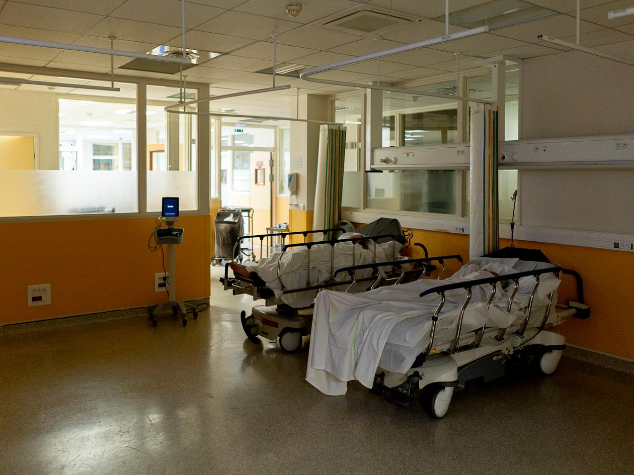 Des patients dorment sur des brancards dans une salle des urgences du centre hospitalier d’Argenteuil (Val-d’Oise), le 2 juillet 2022.