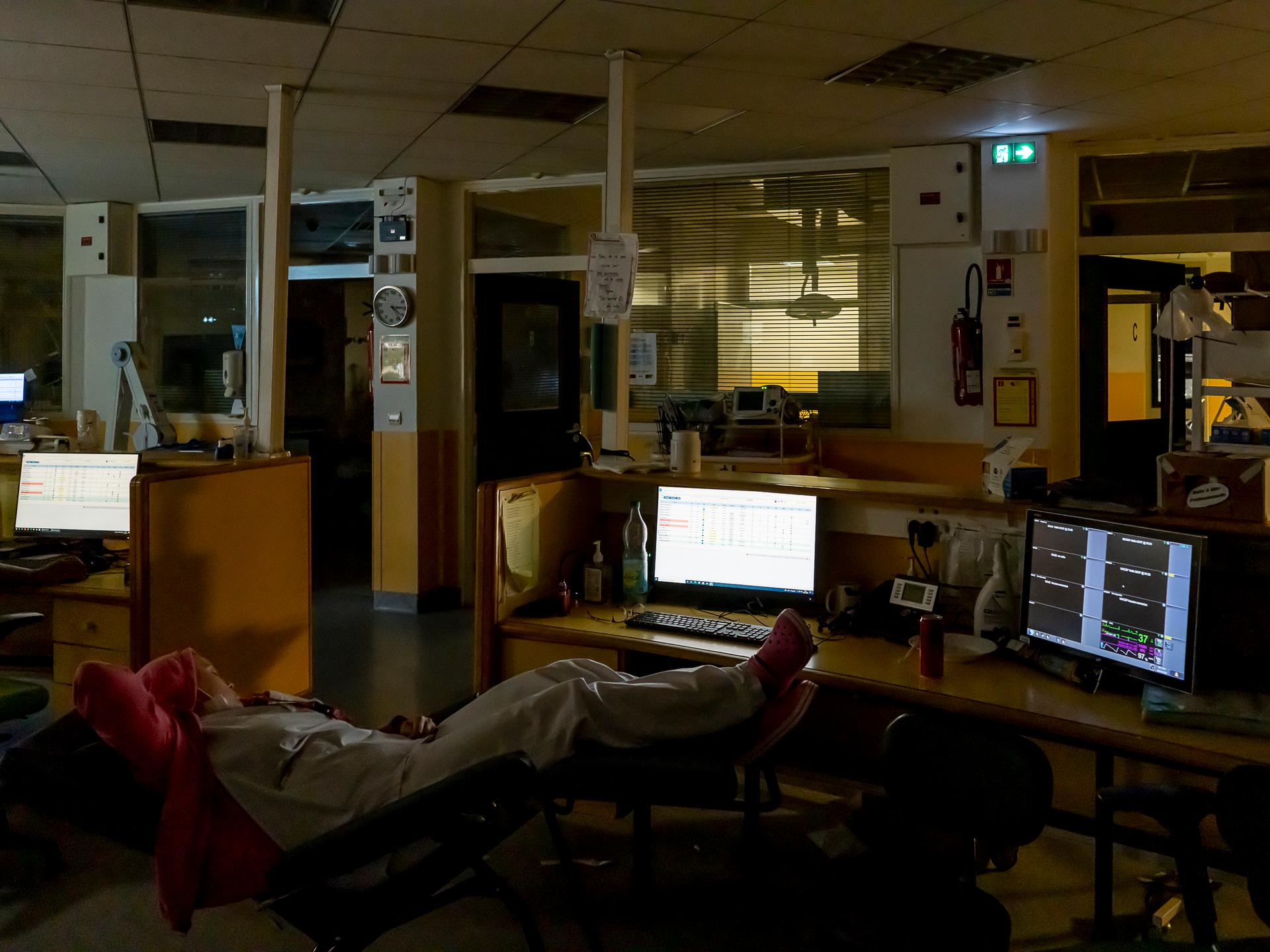 Il est 4 heures, une infirmière de nuit profite d’une accalmie aux urgences du centre hospitalier d’Argenteuil (Val-d’Oise) pour se reposer, le 2 juillet 2022.