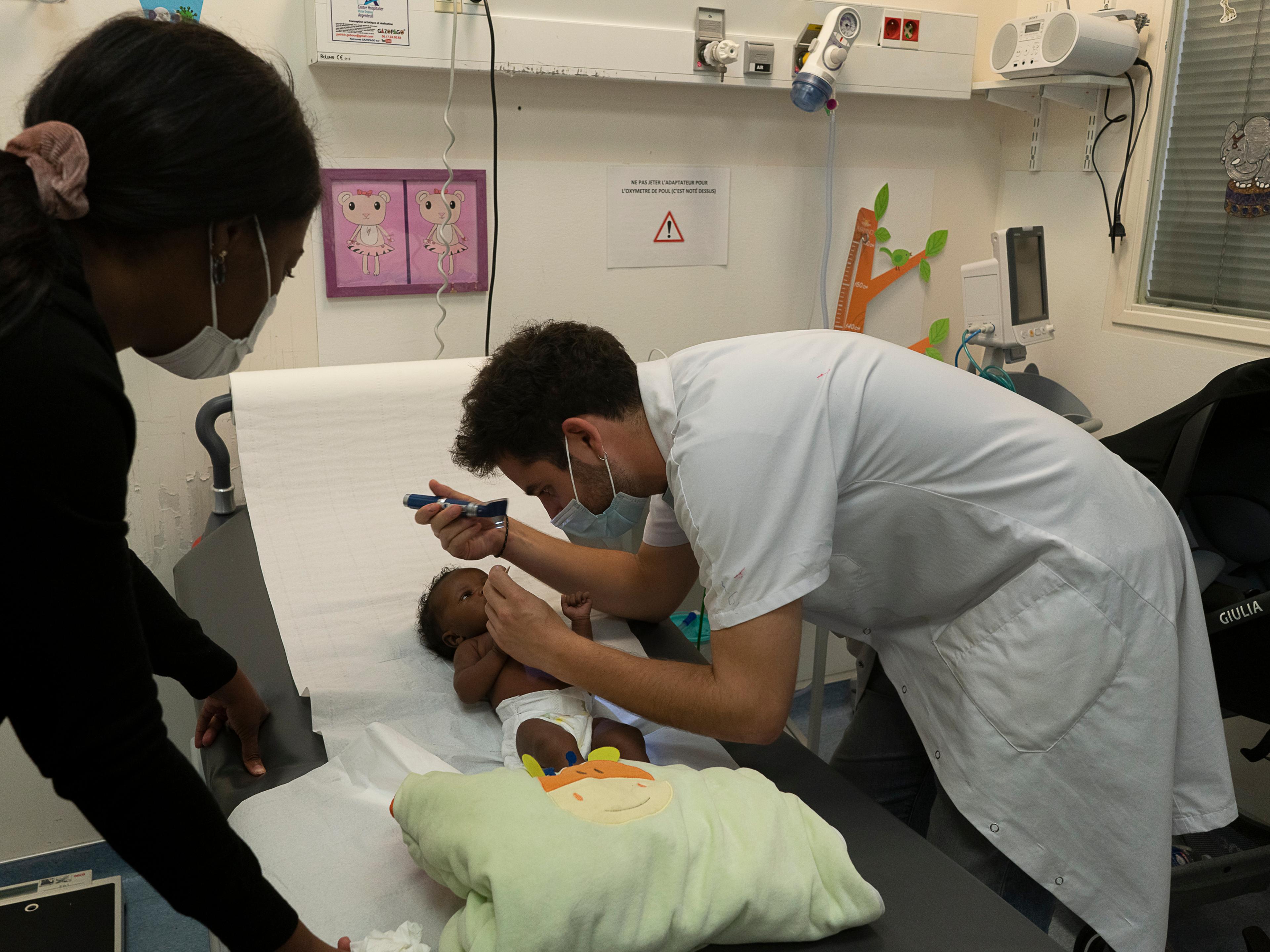 Nicolas Teissedre, interne en pédiatrie, examine Mathé, 1 mois, arrivée avec sa mère aux urgences pédiatriques du centre hospitalier d’Argenteuil (Val-d’Oise), le 1er juillet 2022.