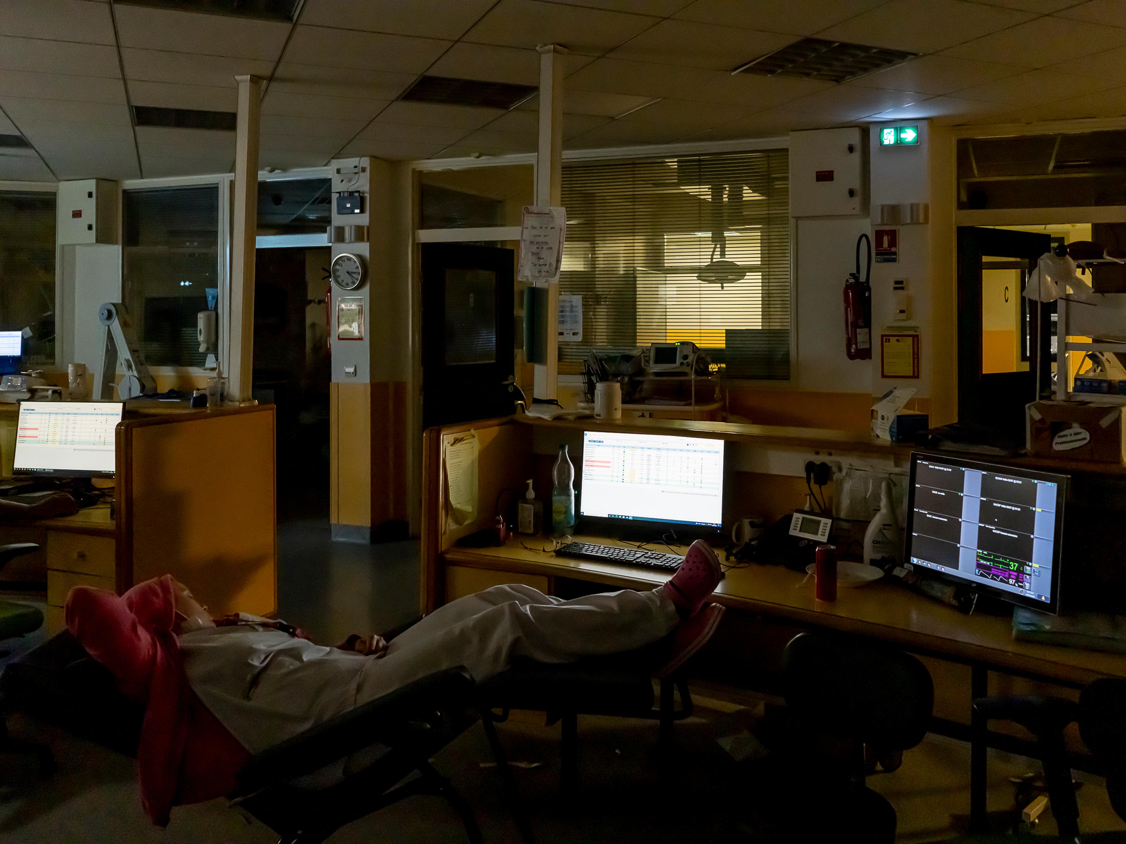 Il est 4 heures, une infirmière de nuit profite d’une accalmie aux urgences du centre hospitalier d’Argenteuil (Val-d’Oise) pour se reposer, le 2 juillet 2022.