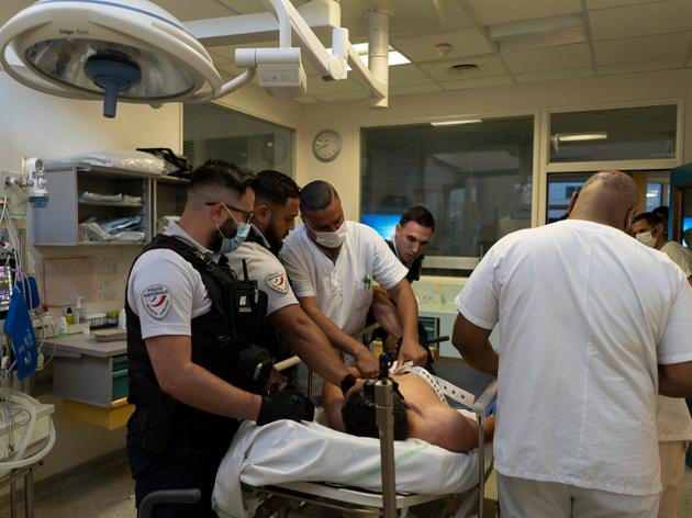 La police intervient pour venir en aide à des soignants afin de maîtriser un patient violent et l’évacuer de l’hôpital, aux urgences du centre hospitalier d’Argenteuil (Val-d’Oise), le 2 juillet 2022.