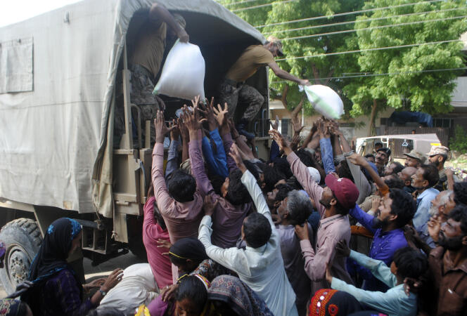 Les troupes de l'armée distribuent de la nourriture et des vivres à des personnes déplaceables dans une zone touchée par les inundations à Hyderabad, au Pakistan, le 27 août 2022.