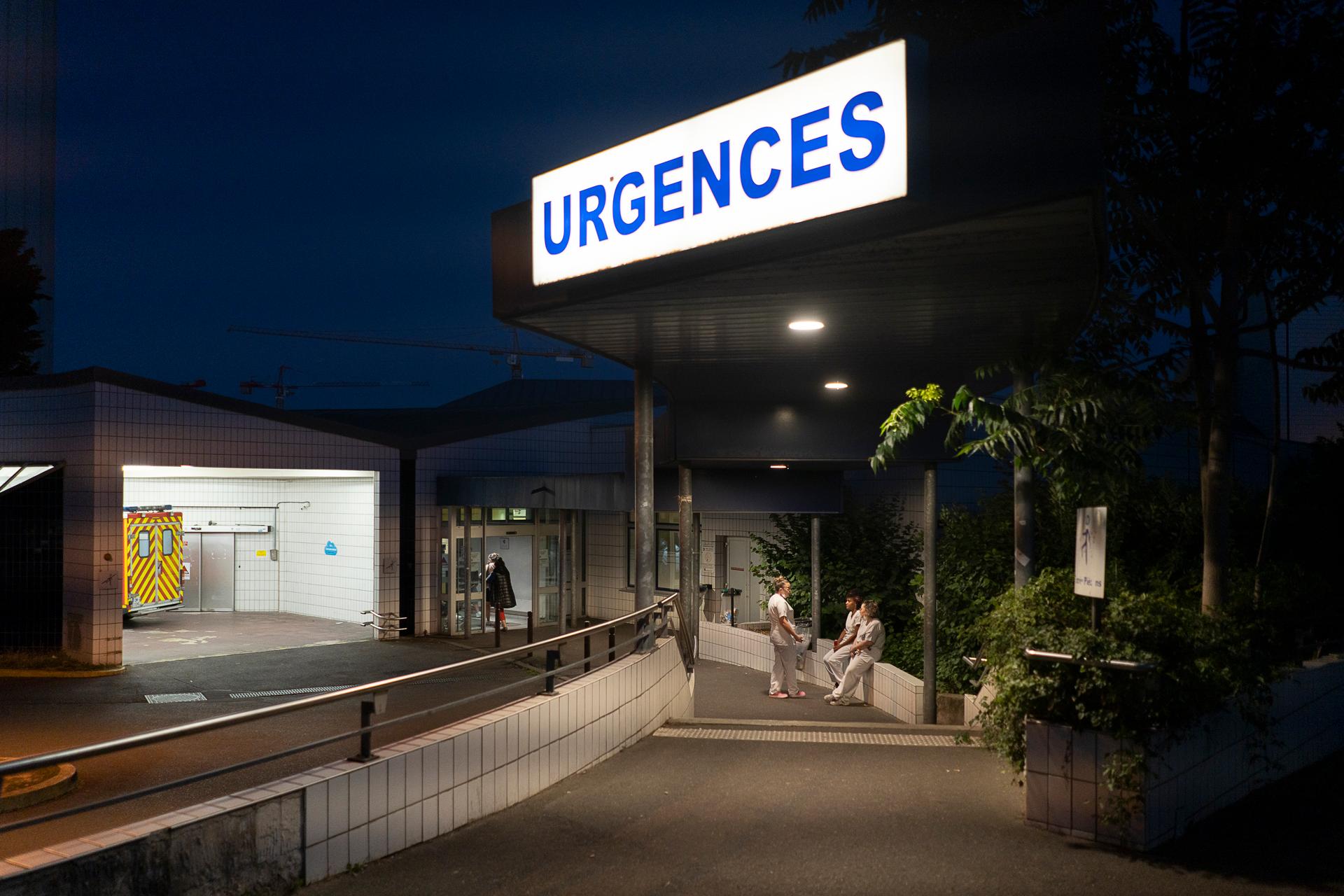 Des soignants font une pause à l’entrée du bâtiment des urgences du centre hospitalier d’Argenteuil (Val-d’Oise), le 1er juillet 2022.