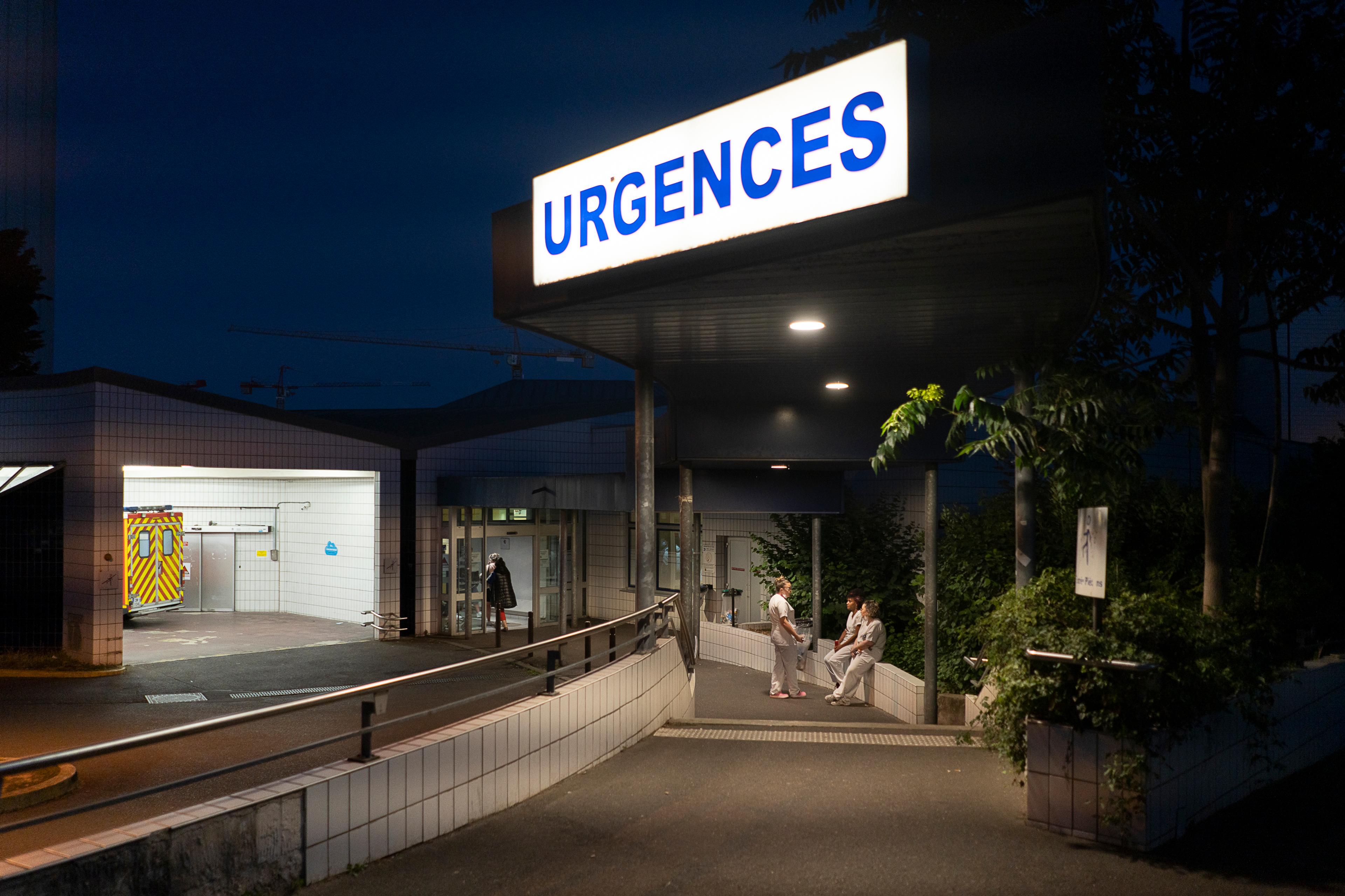 Des soignants font une pause à l’entrée du bâtiment des urgences du centre hospitalier d’Argenteuil (Val-d’Oise), le 1er juillet 2022.