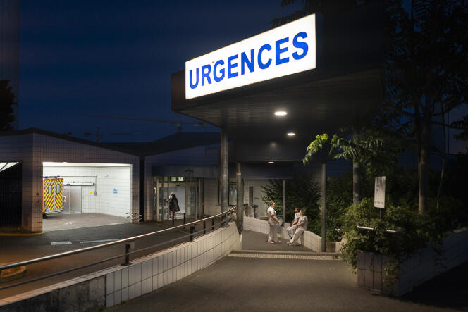 Des soignants font une pause à l’entrée du bâtiment des urgences du Centre Hospitalier d’Argenteuil.