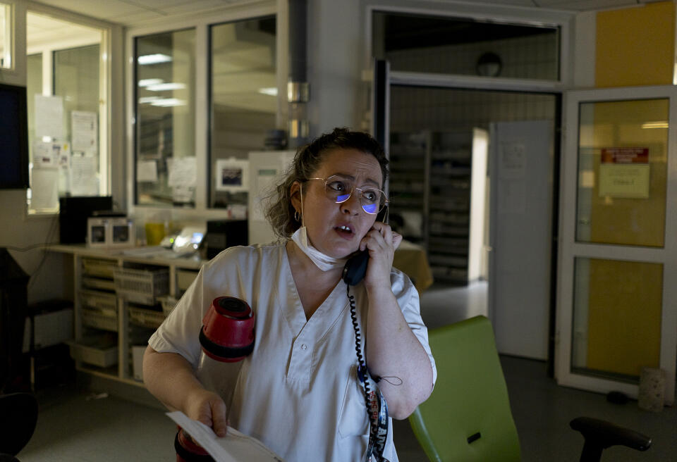 Aurelie, aide soignante s’entretient par téléphone pour trouver une place pour un des patients des urgences du Centre Hospitalier d’Argenteuil.