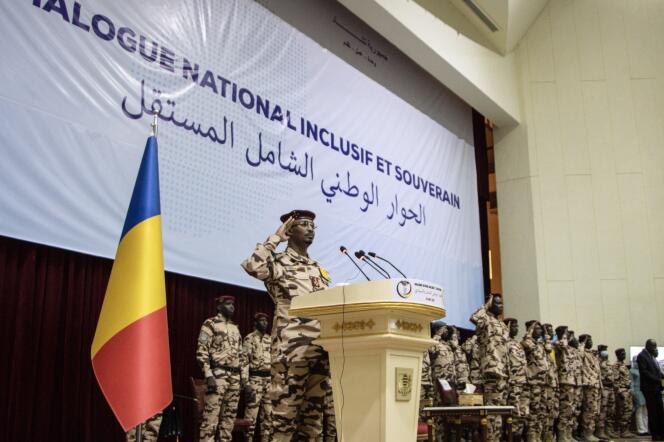 Le chef de la junte, Mahamat Idriss Déby Itno (au center), lors de la cérémonie d'ouverture du « dialogue national » à N'Djamena, le 20 août 2022. 