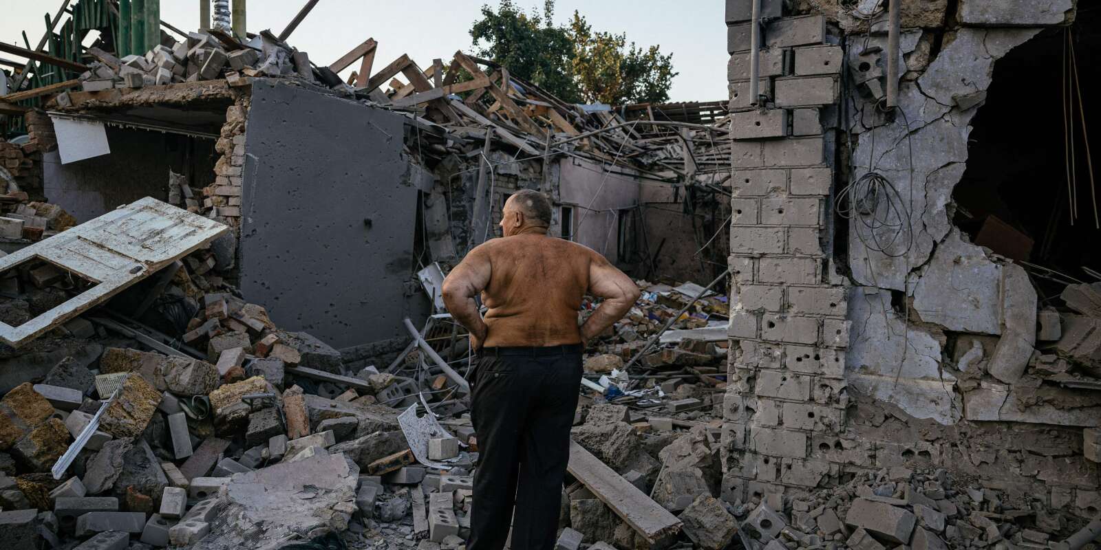 Un homme regarde sa maison détruite après une frappe de missile, à Mykolaïv, dans le sud de l’Ukraine, le 29 août 2022.