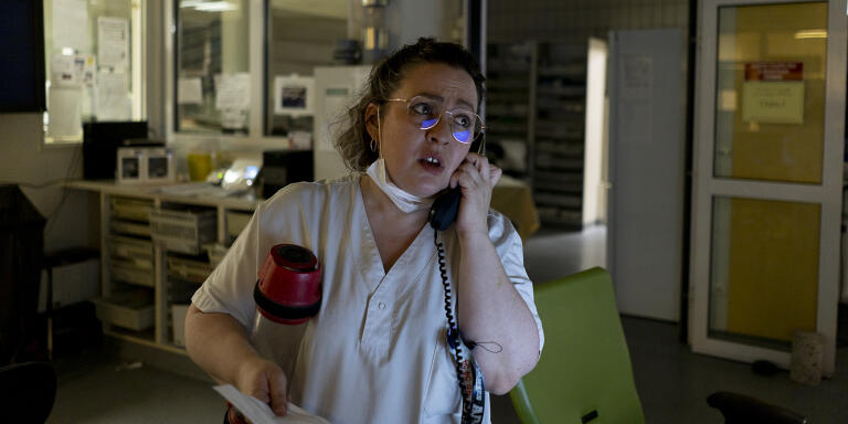 Aurelie, aide soignante s’entretient par téléphone pour trouver une place pour un des patients des urgences du Centre Hospitalier d’Argenteuil.