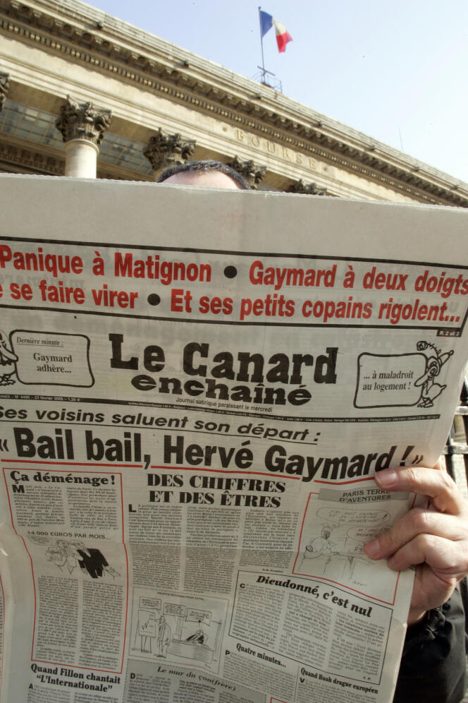 Un lecteur du « Canard enchaîné », le 25 février 2005, place de la Bourse à Paris.