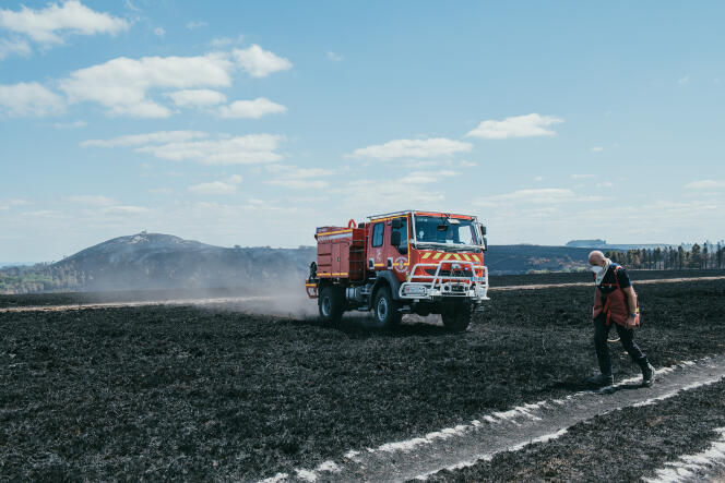 Les pompiers continuent d’arroser la lande, deux jours après le départ du feu, à Brasparts (Finistère), le 21 juillet 2022.