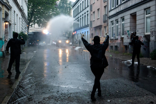 Affrontement de black blocs avec les forces de l’ordre, lors du sommet du G20, à Hambourg, en Allemagne, en juillet 2017.