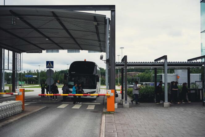 Turistas rusos llegan en autobús al cruce fronterizo en Nuijamaa, Finlandia, el 28 de julio de 2022.