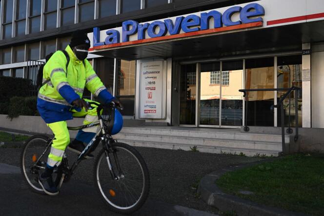  Un cycliste passe devant le siège du quotidien régional « La Provence », à Marseille, dans le sud-est de la France, le 15 février 2022.