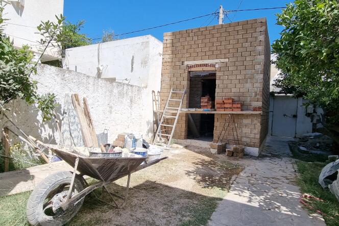 The school site of Dorra Ismaïl and Mehdi Dellagi, in Aouina, a suburb of Tunis, where all the load-bearing walls are made of compressed mud bricks.