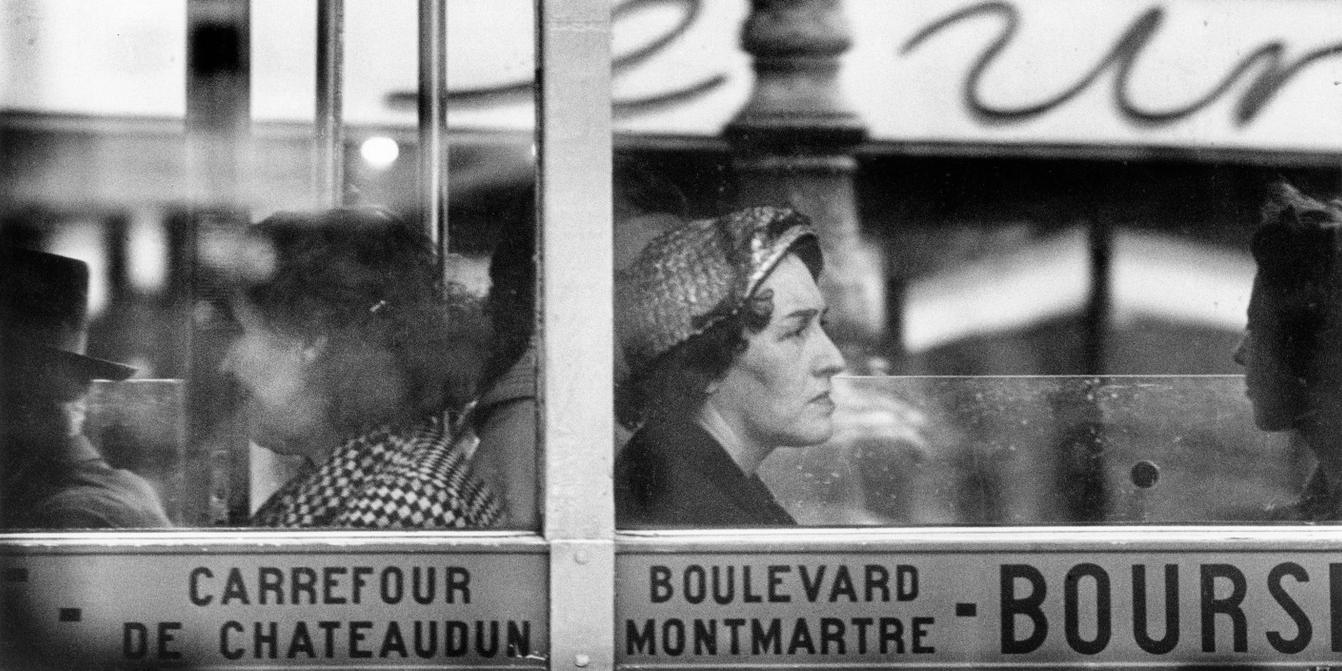 Photo Libre De Droit De Jeune Femme Ennuyée Regardant La Télévision Sur Un Canapé Dans Le Salon Gm1475272104 504824024