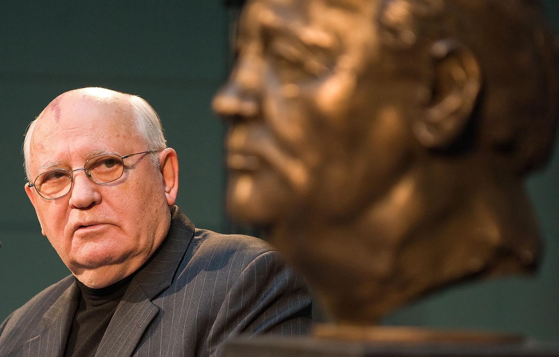 Le dernier président soviétique Mikhaïl Gorbatchev regarde un buste de lui-même réalisé par l’artiste français Serge Mangin à Berlin, le 9 novembre 2009.