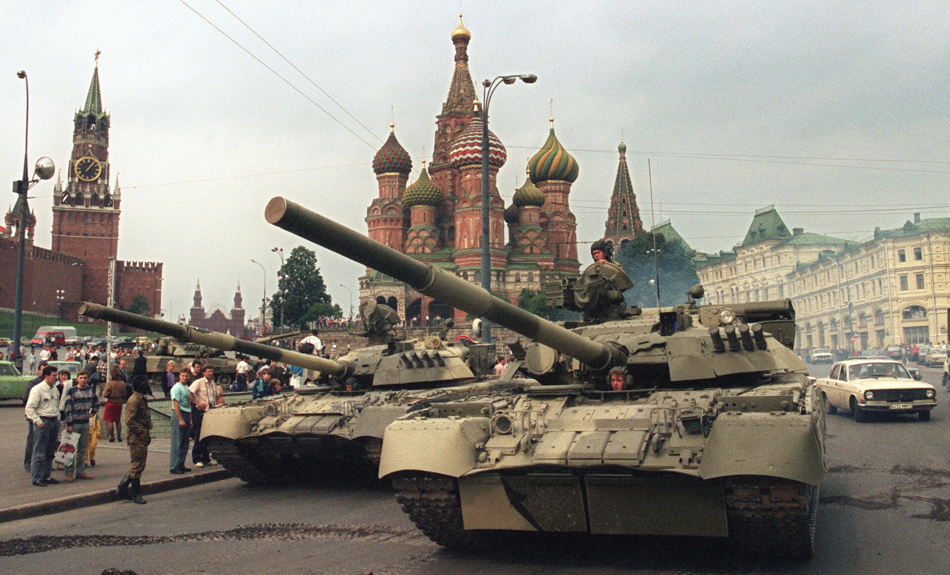 Des chars de l’armée soviétique stationnés près de la porte Spassky, une entrée du Kremlin, et de la cathédrale Basil sur la Place Rouge de Moscou, après le coup d’État qui a renversé le président soviétique Mikhail Gorbatchev le 19 août 1991. 