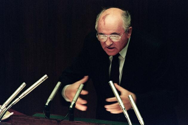 Le président soviétique Mikhaïl Gorbatchev lors du deuxième jour de la session extraordinaire du Soviet suprême à Moscou le 27 août 1991.