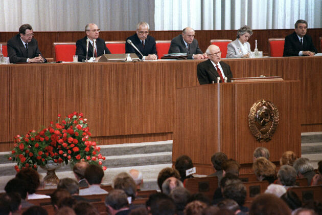 Le physicien soviétique, dissident, lauréat du prix Nobel de la paix et député nouvellement élu s’adresse à la session inaugurale du Congrès des députés du peuple en présence du président du présidium du Soviet suprême de l’URSS, Mikhaïl Gorbatchev (2e à gauche), à Moscou, le 25 mai 1989. 
